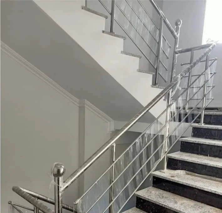 درابزين استيل بخطوط أفقية