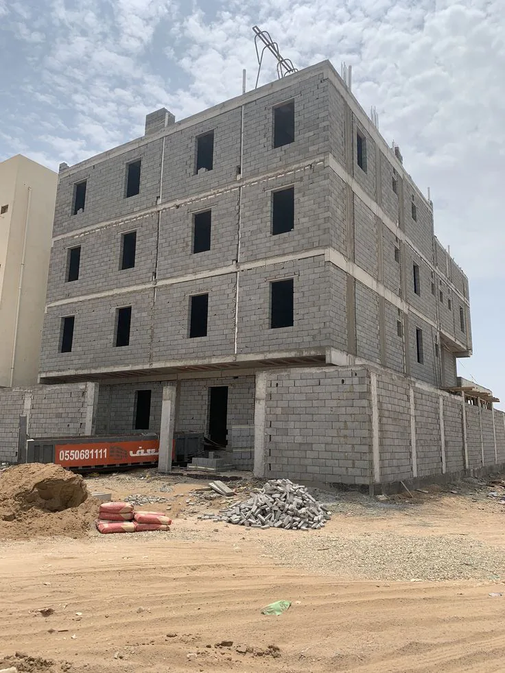 مبنى سكني في مرحلة العظم من أعمال شركة أطلس في جدة والطائف