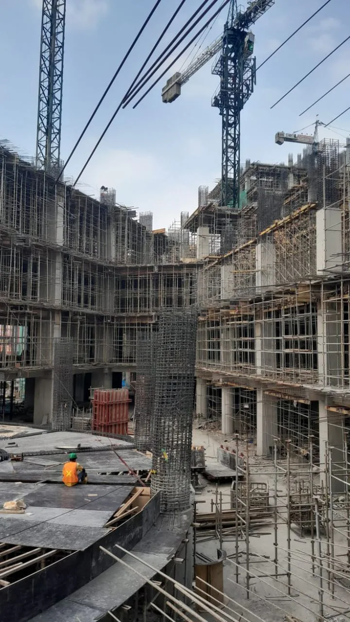تنفيذ الأسقف والأعمدة الخرسانية من أعمال شركة أطلس في جدة والطائف